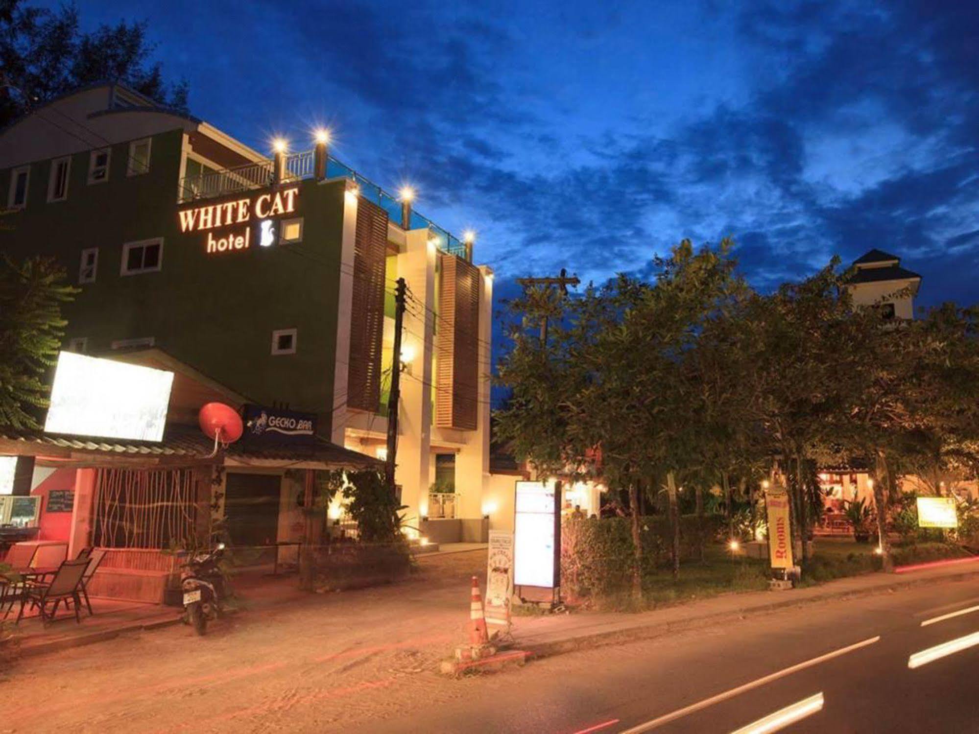 White Cat Hotel Khao Lak Extérieur photo